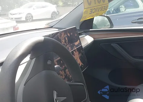 2024 Tesla Model Y Long Range Dual Motor All-Wheel Drive/Rwd z USA, uszkodzony, nr VIN 7SAYGDED7RF097412